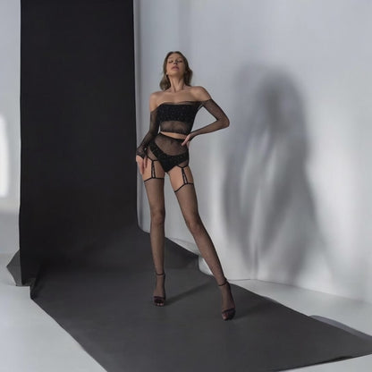 Schwarzes Netz-Dessous-Set mit Strasssteinen, Strapsgürtel und Strümpfen